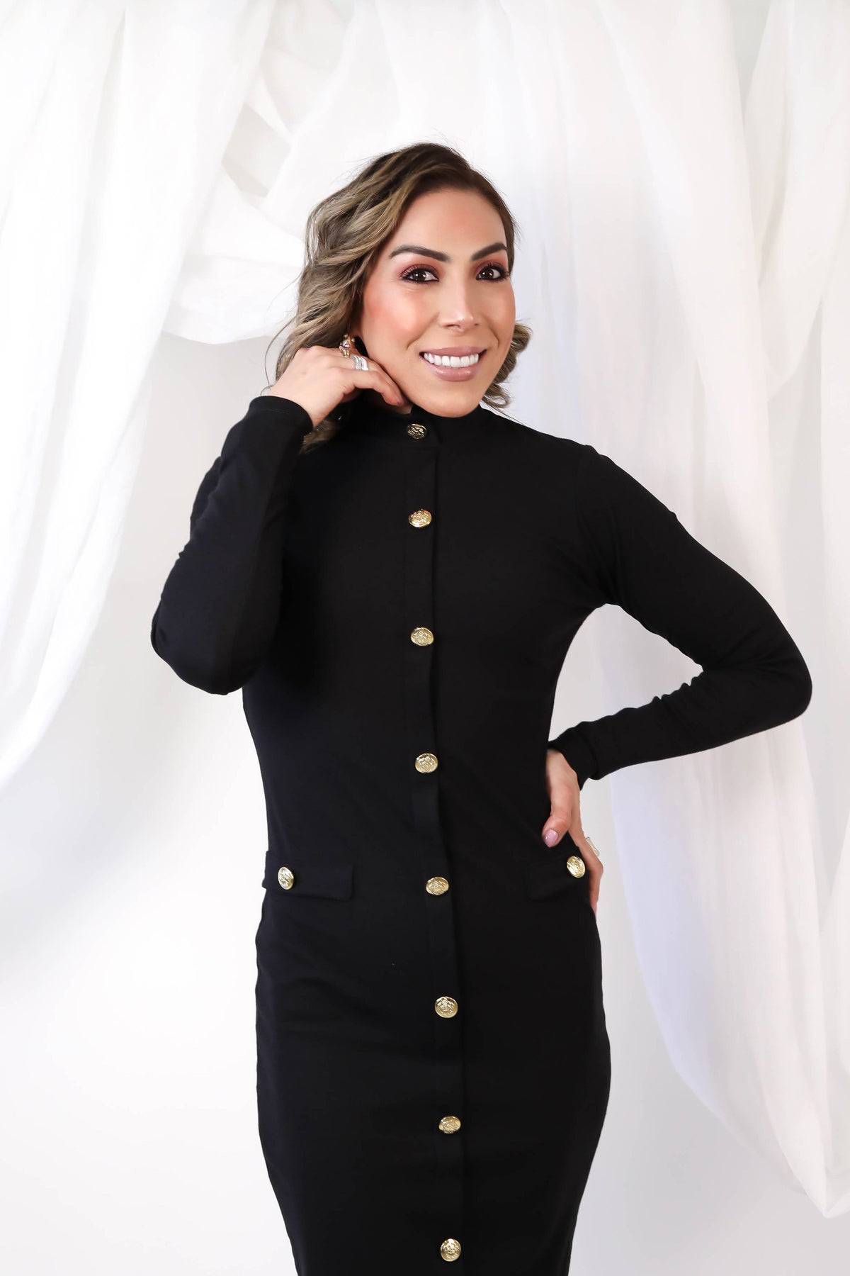 Vestido negro manga larga con botones dorados