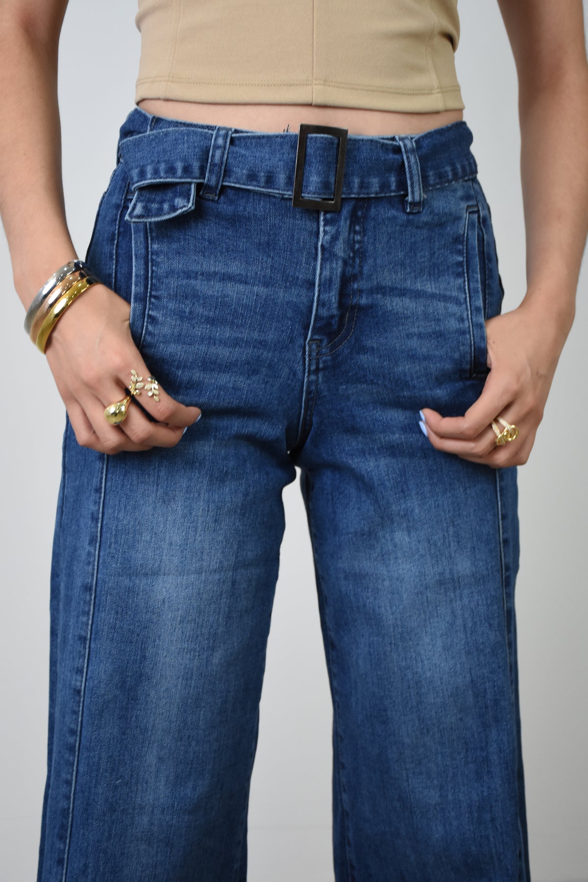 Jeans oscuros + cinto