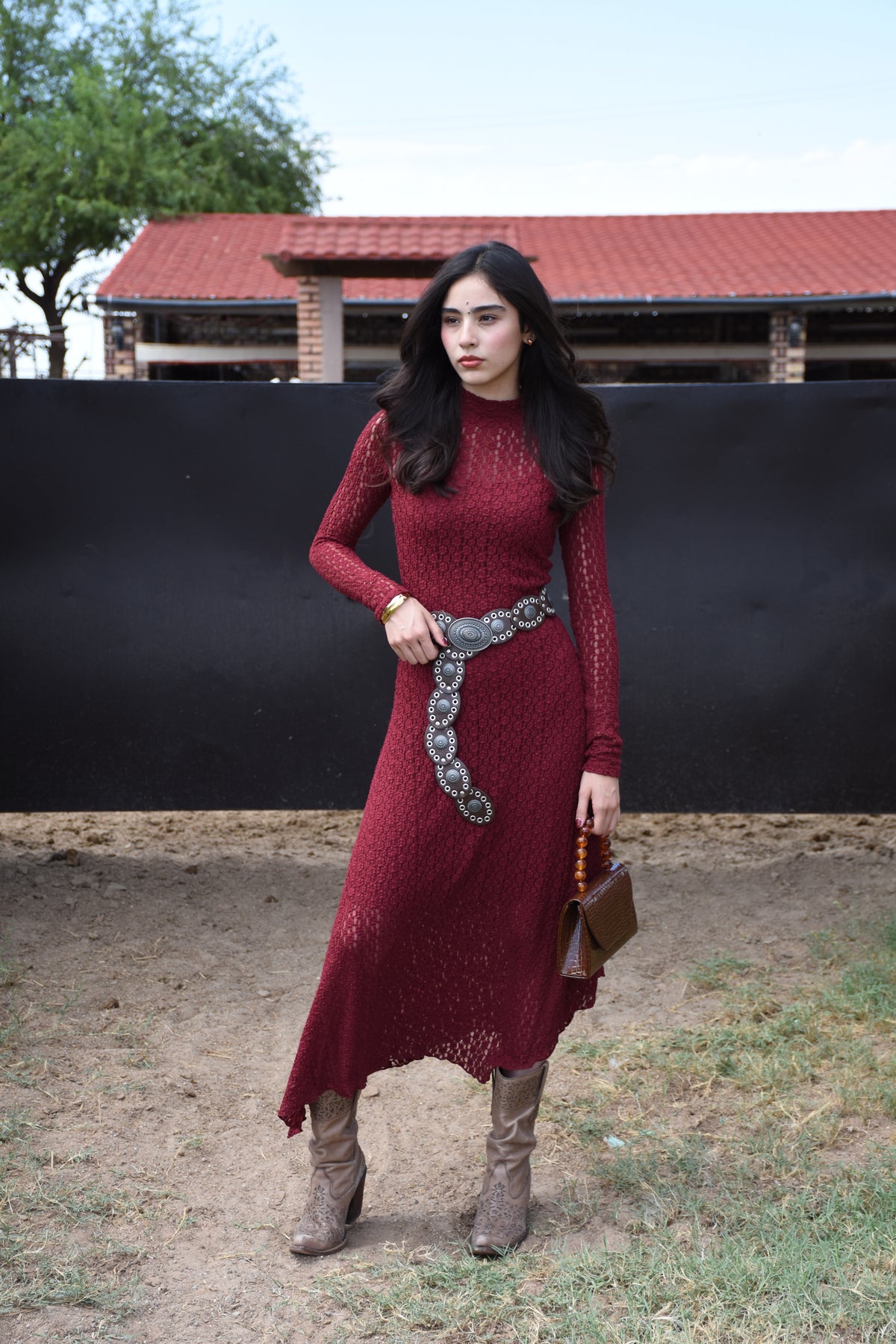 Vestido midi de encaje con cuello alto