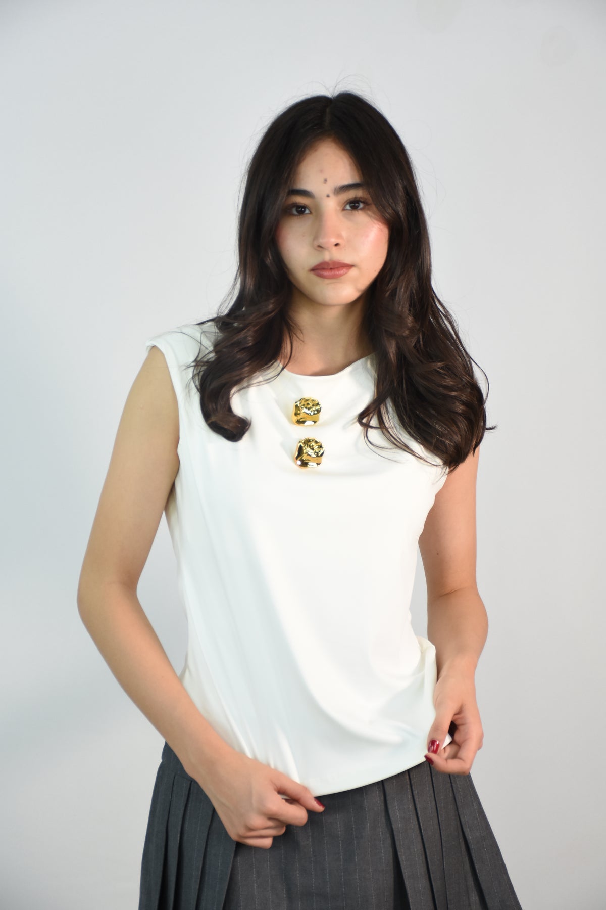 Blusa sin mangas con botones dorados